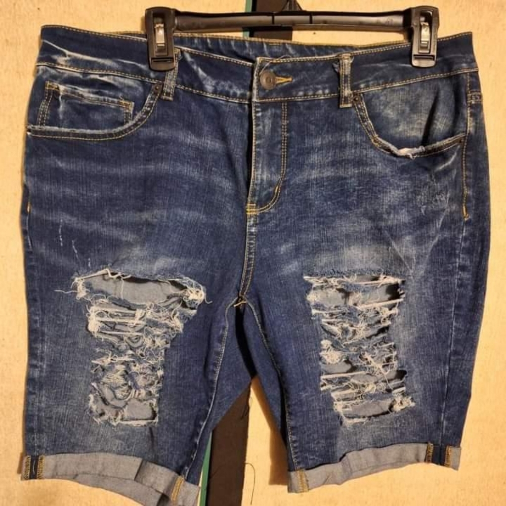 'Time n Tru' mid thigh, dark blue, jeans shorts with cuffs. Medium.